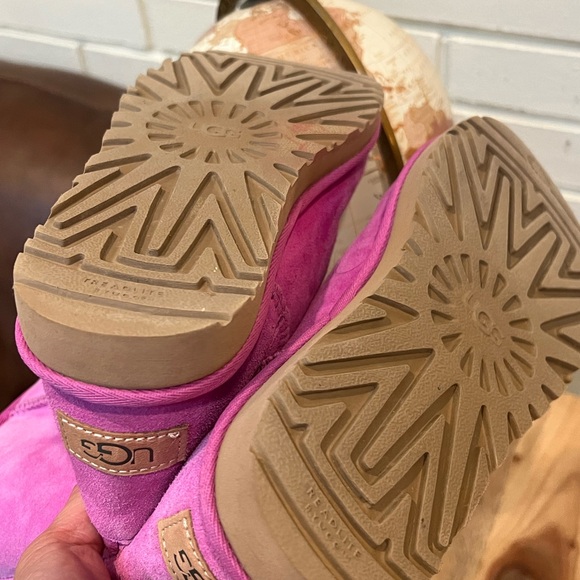 UGGS AUTHENTIC purple magenta size 6 (37). Never worn with slight marks. - Picture 5 of 14